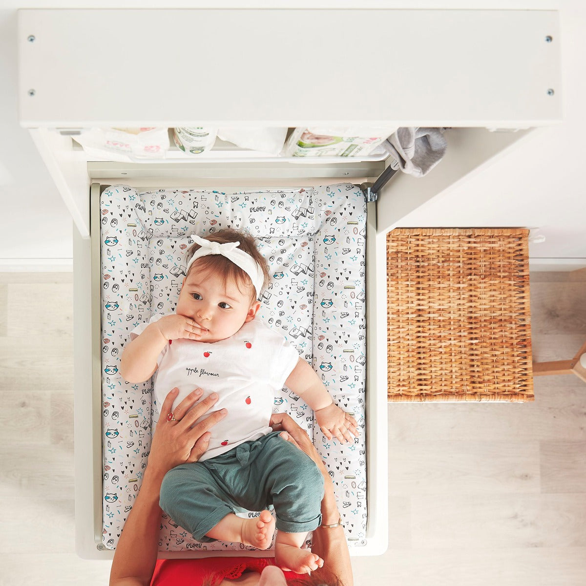 Badabulle – Plouf Wall Mounted Changing Table & Changing Mat | Ultra-Compact & Lightweight, Inbuilt Storage Shelf, Sturdy And Safe, Wall-Attached | White