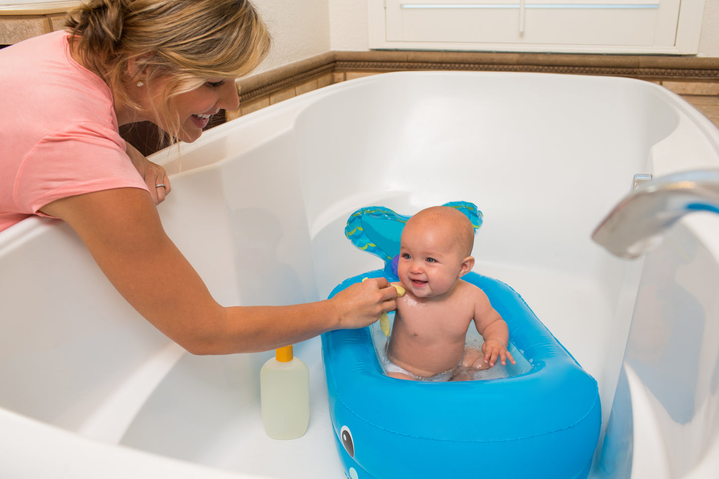 Infantino- Whale Bubble Ball Inflatable Bath Tub-Blue