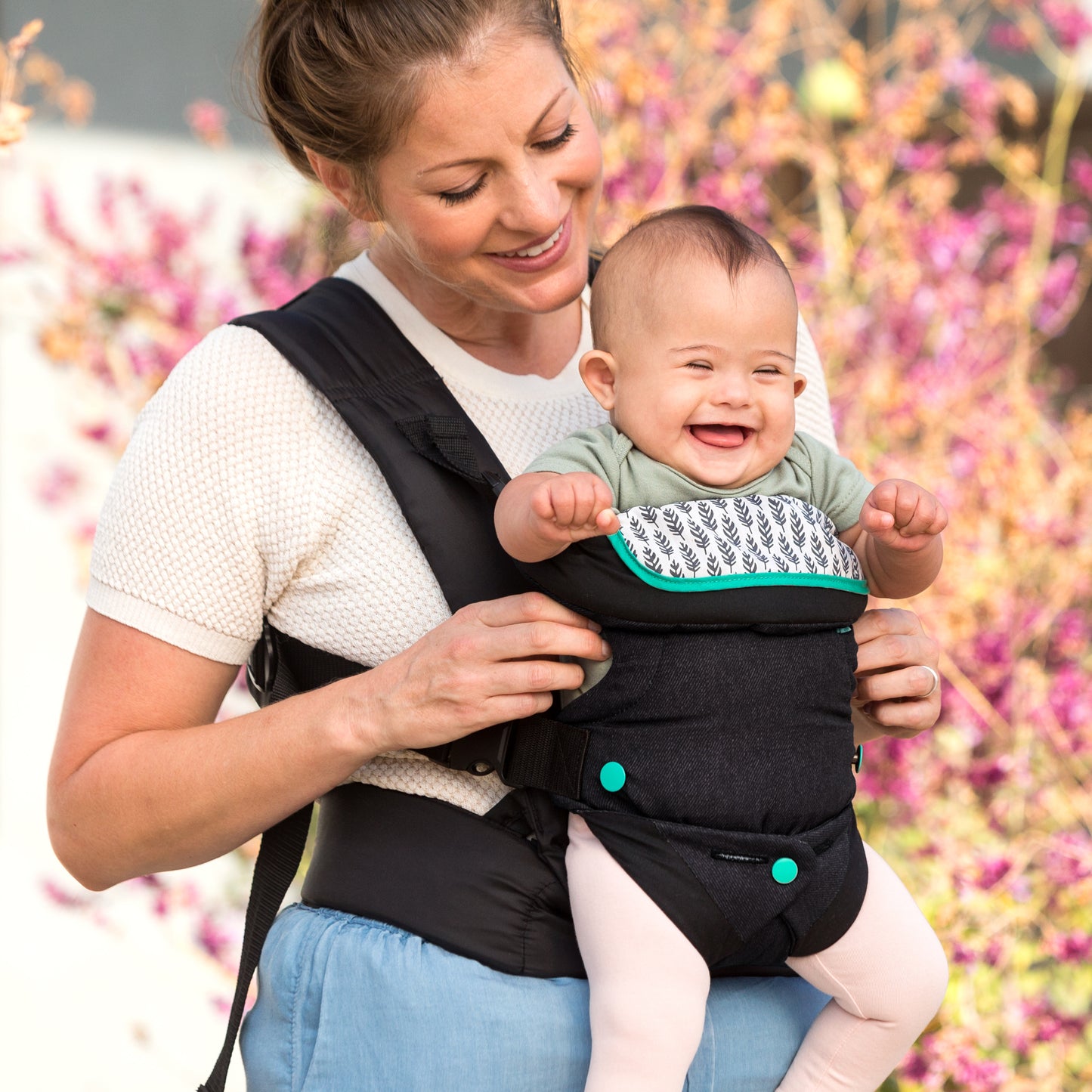 Infantino-  Flip Advanced 4-In-1 Convertible Carrier-Black